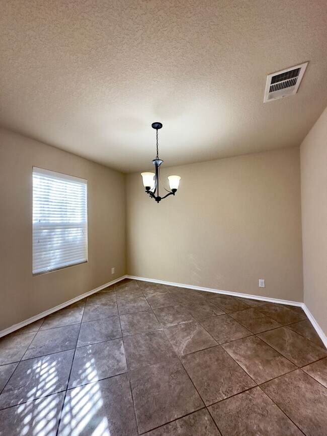 Foto del edificio - Huge, beautiful two story home located in ...