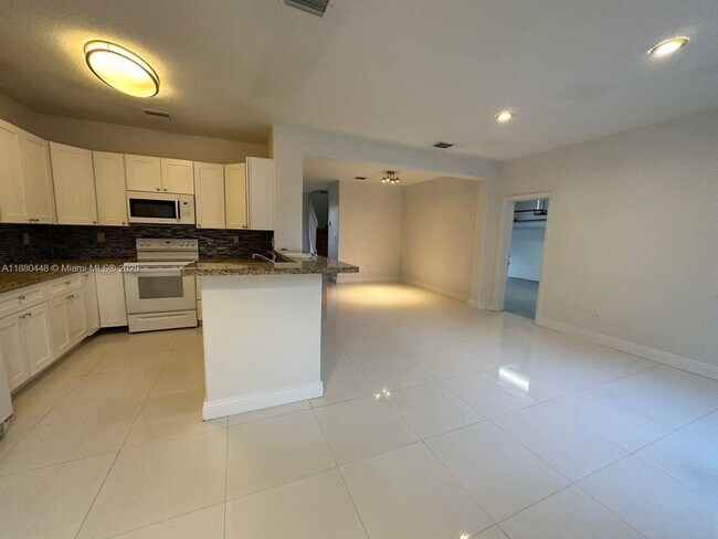 Foto del edificio - 10812-10851 NW 51st Ln