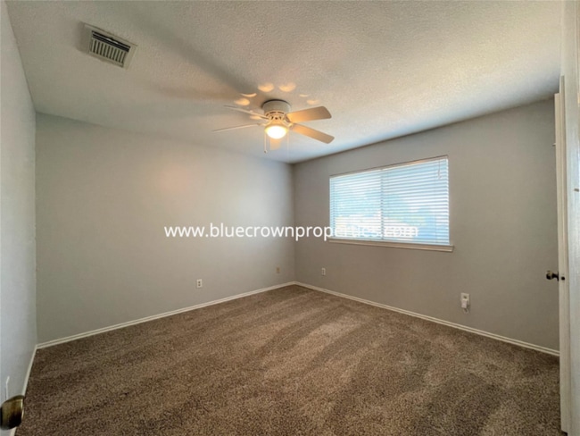 Building Photo - 1920 Oakbluff Dr