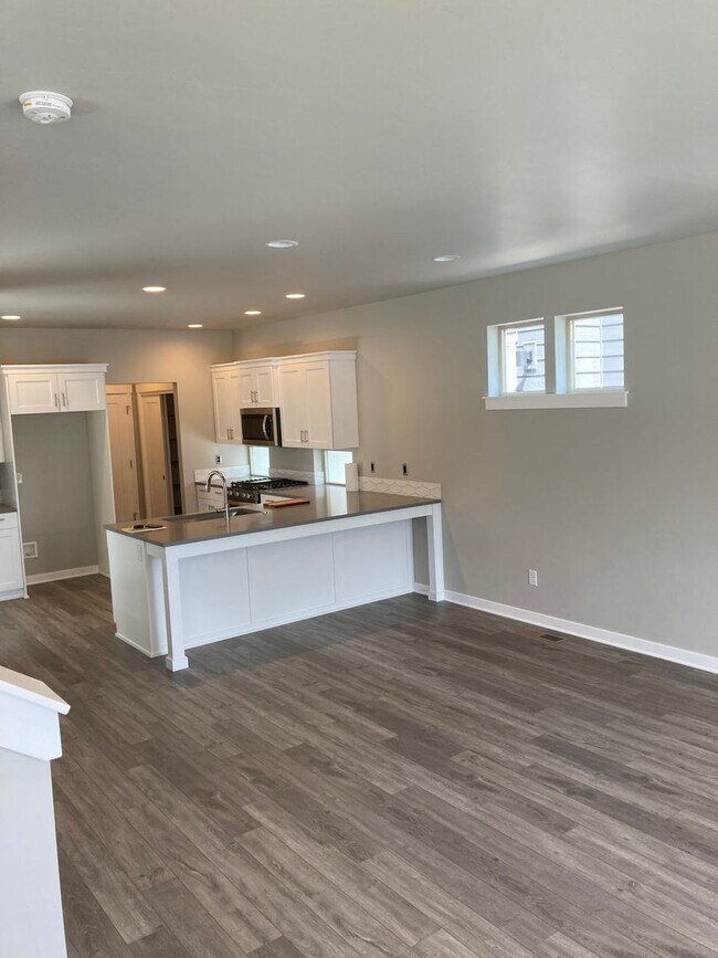 Building Photo - Beautiful home with great community amenities in Redmond!  A/C!