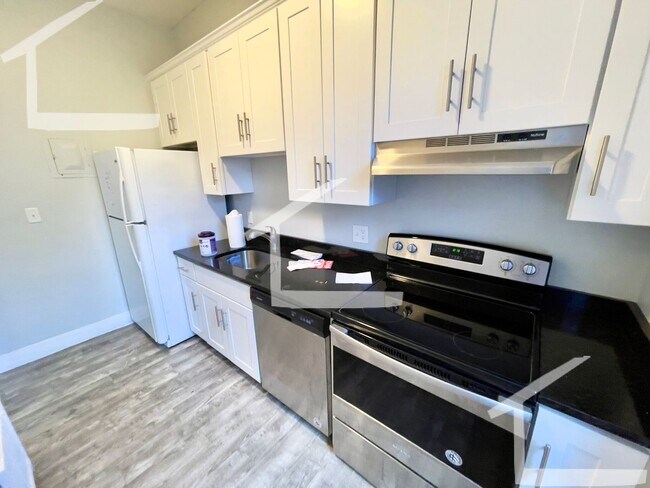 Building Photo - Charming 3 Bedroom-No Broker Fee