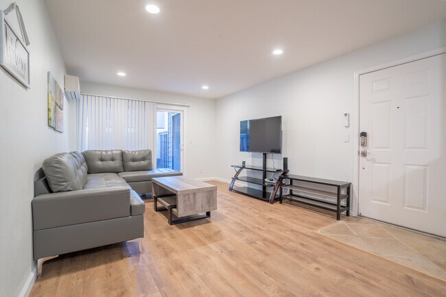 Building Photo - 926 Catkin Ct