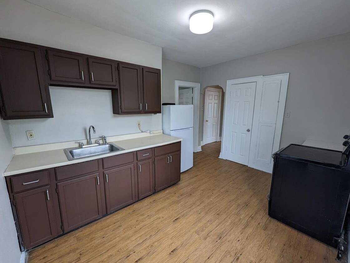 Primary Photo - 3920 Giles Ave