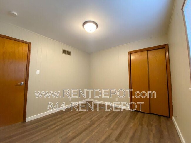 Building Photo - 2806 Ridgewood Dr.