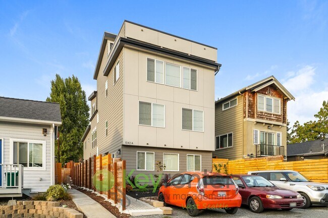 Foto del edificio - **Rent Special** Modern 3 Bedroom Seattle Home with Vaulted Ceilings