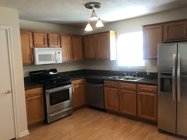 Building Photo - Bryan -3 bedroom /2.5 Bath / 2 car garage ...