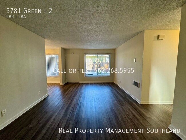 Building Photo - Beautifully Renovated 2 Bed / 2 Bath Apart...