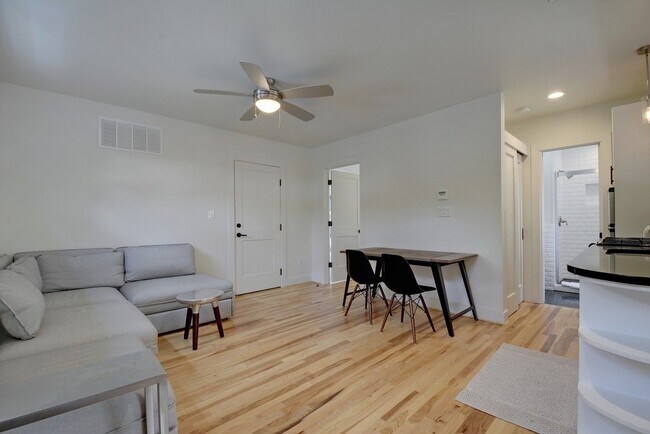 Foto del edificio - 4518 Red River St