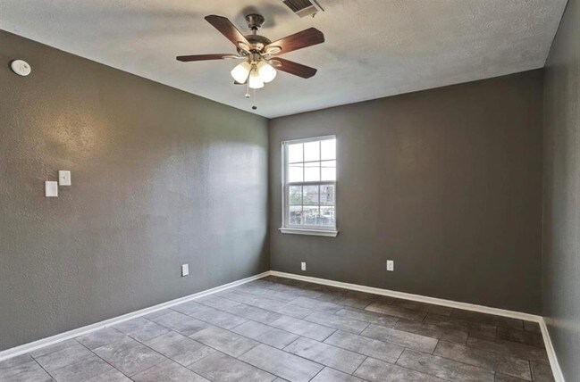 Foto del edificio - 1347 Greenoak Dr