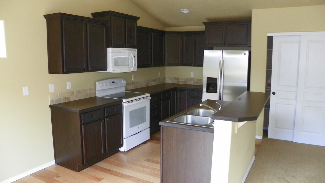 Foto principal - NE 3 Bdrm Home, All Appliances, Gas Heat, ...
