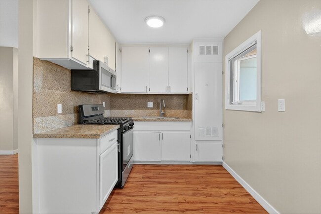 Building Photo - 210 E 29th St