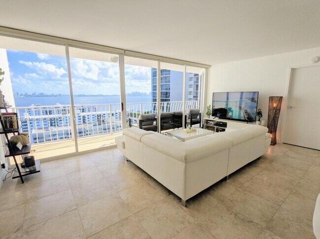 Foto del edificio - 7601 E Treasure Dr