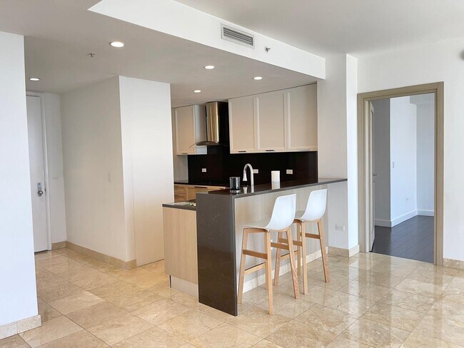 Building Photo - 801 Brickell Key Blvd
