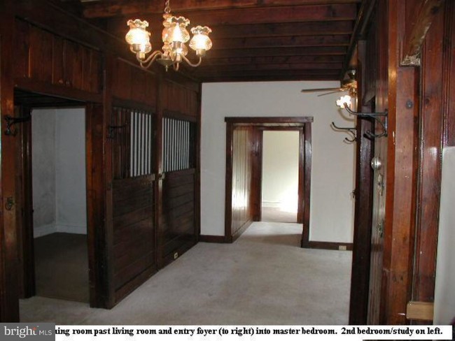 Building Photo - 325 Chestnut Wood