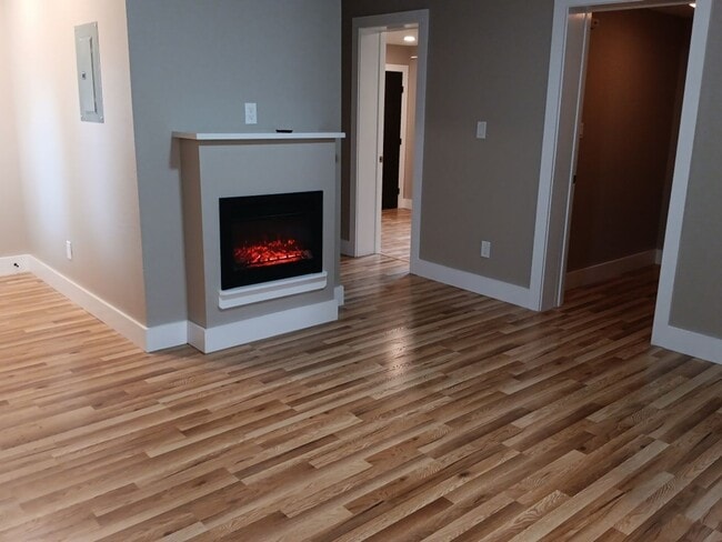 Building Photo - 3 Bedroom, 2 Bathroom Home! Schedule a Showing!