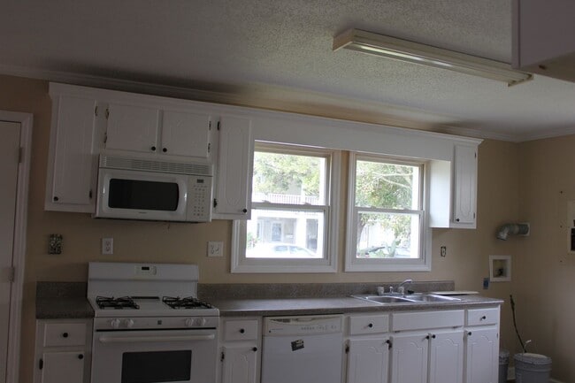 Building Photo - 3 Bed 1 Bath home on Jones Street