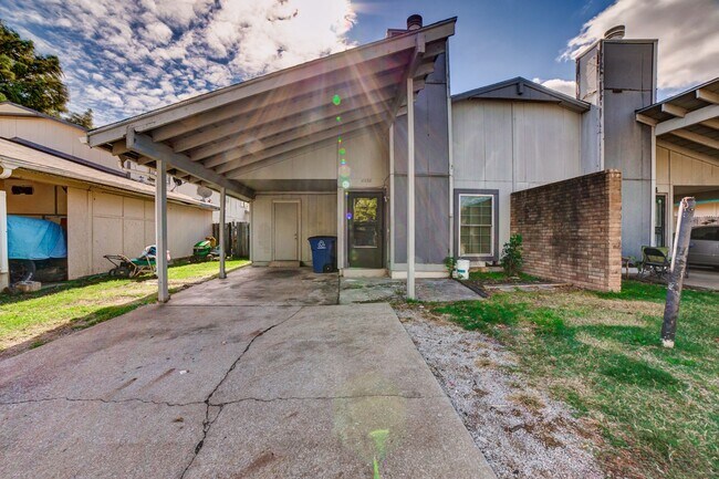 Building Photo - Recently renovated