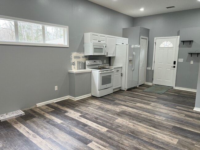 Kitchen/Entry - 3360 Linda Dr