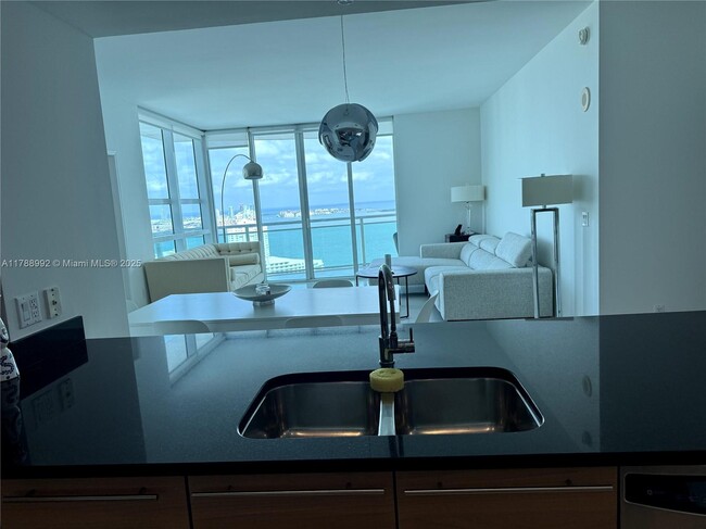 Building Photo - 950 Brickell Bay Dr