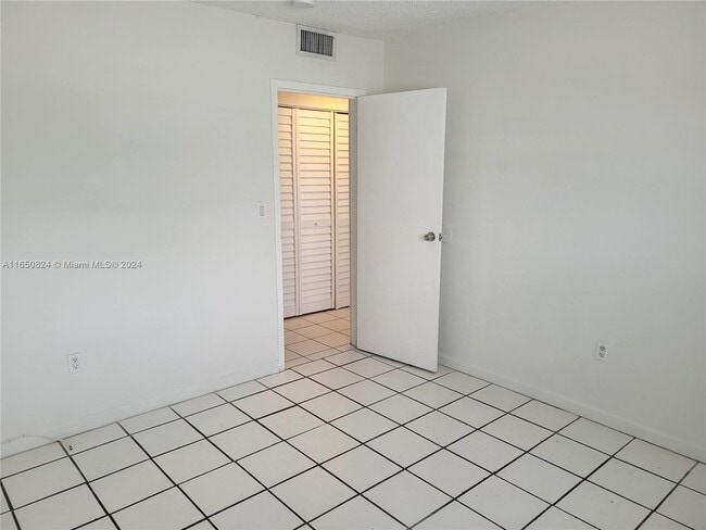 Building Photo - 5100 SW 41st St