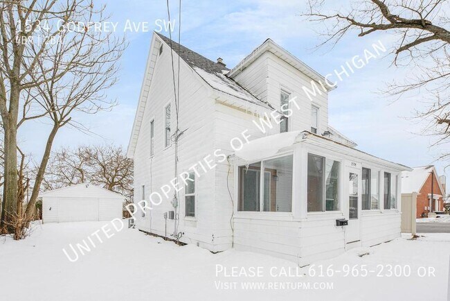 Foto del edificio - 4 Bed, 2 Bath Home | Spacious Kitchen | Ce...
