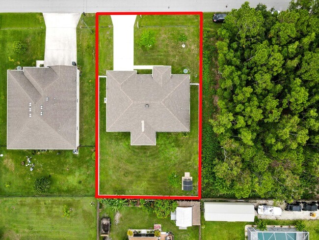 Building Photo - 6700 NW Omega Rd
