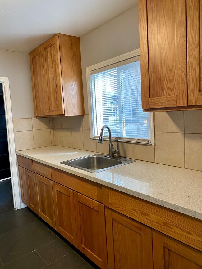 Building Photo - 3 bedroom/2 bath unit in Chinatown! Privat...