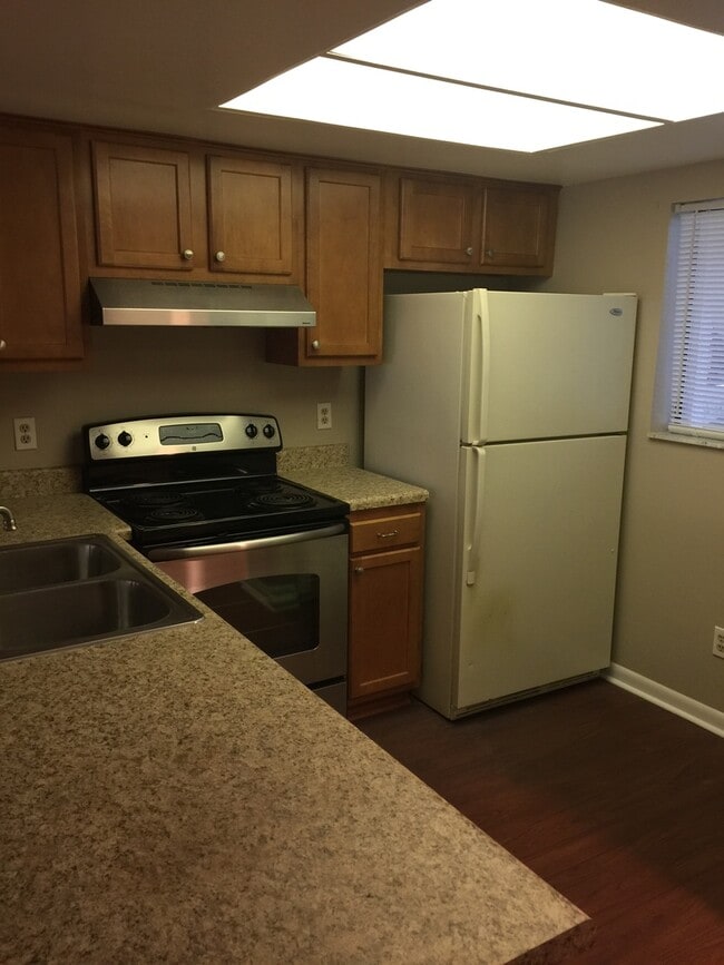 Building Photo - Holly Tree Condominiums