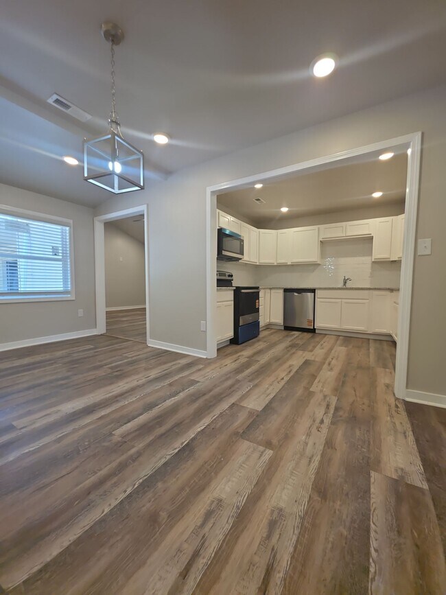 Building Photo - 2706 Pinetree Ln NW