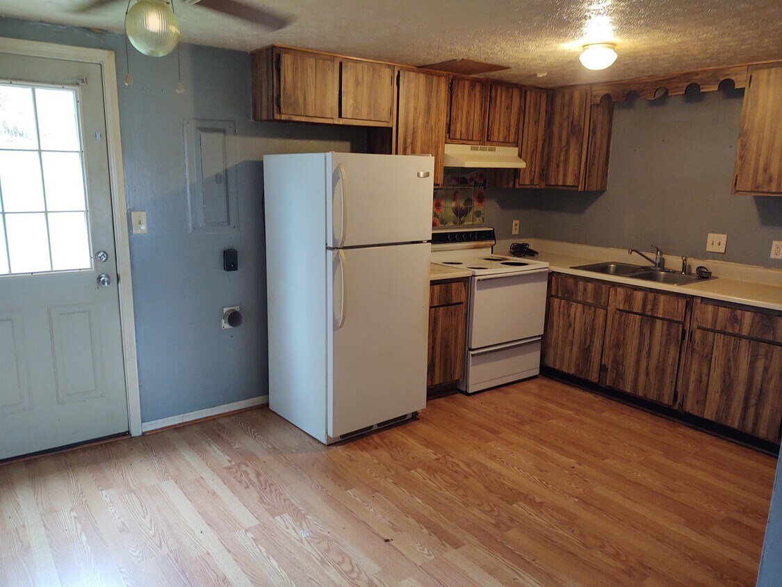 214 Patricia Dr Unit I, Byesville, OH 43723 Room for Rent in