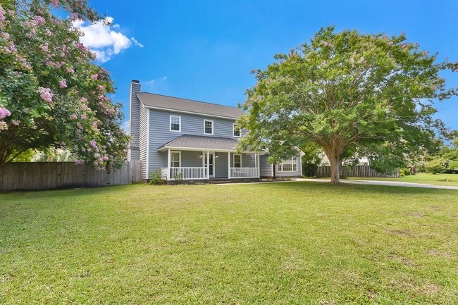 Building Photo - Gorgeous 4 bedroom, 3 1/2 bathroom home wi...