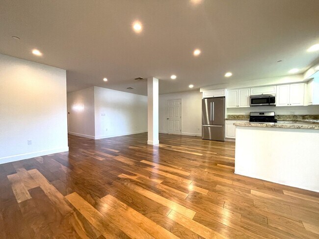 Building Photo - Modern 2-Bedroom Condo in the Heart of Val...