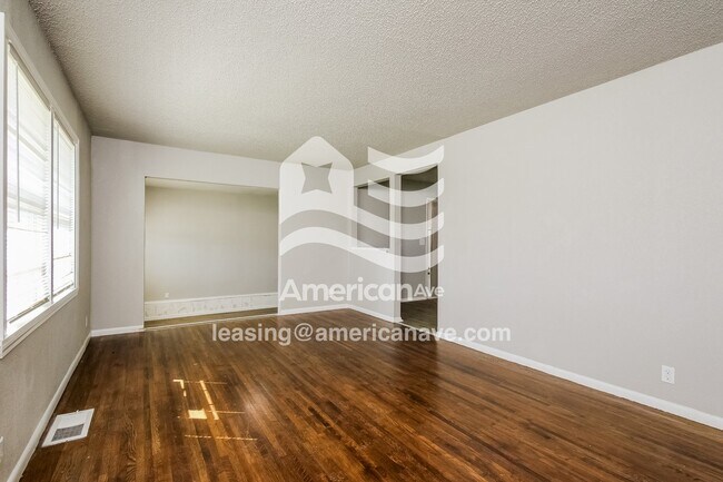 Building Photo - 875 E 53rd St N