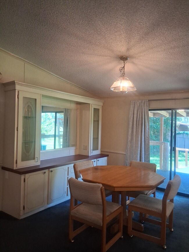 Dining area - 11900 SW 121st Ave