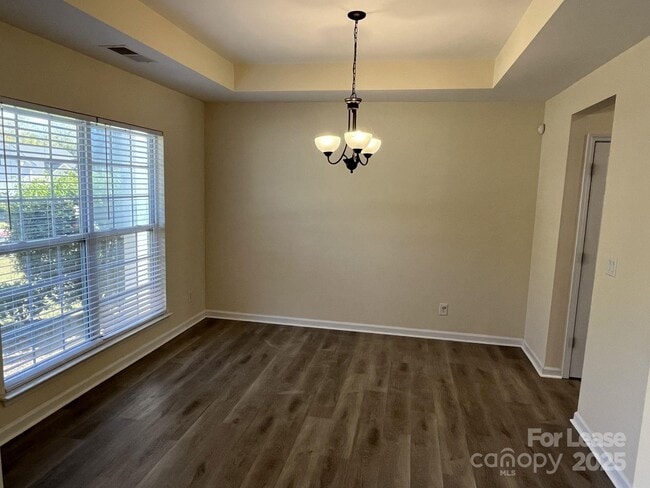 Foto del edificio - 242 Summit Park Ct