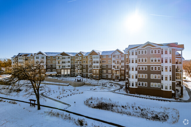 Building Photo - Applewood Pointe at Mississippi Crossings