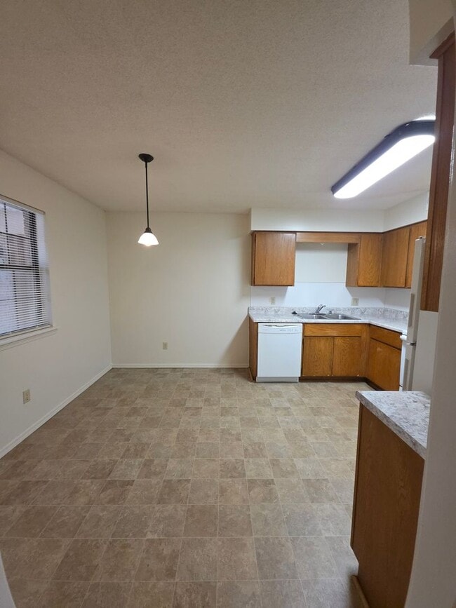 Foto del edificio - 611-615 N Greenwich Ave