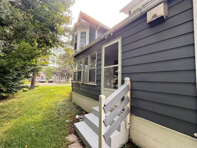 Building Photo - 306 N Elm Ave