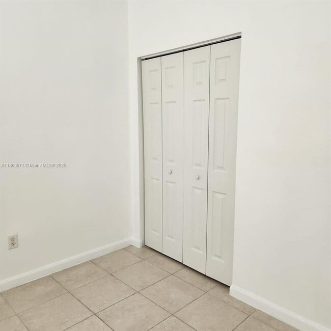 Foto del edificio - 2155 NE 3rd Ct