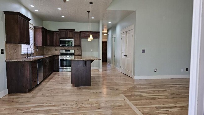 Foto del edificio - Stunning Home In Start with Community Pool!