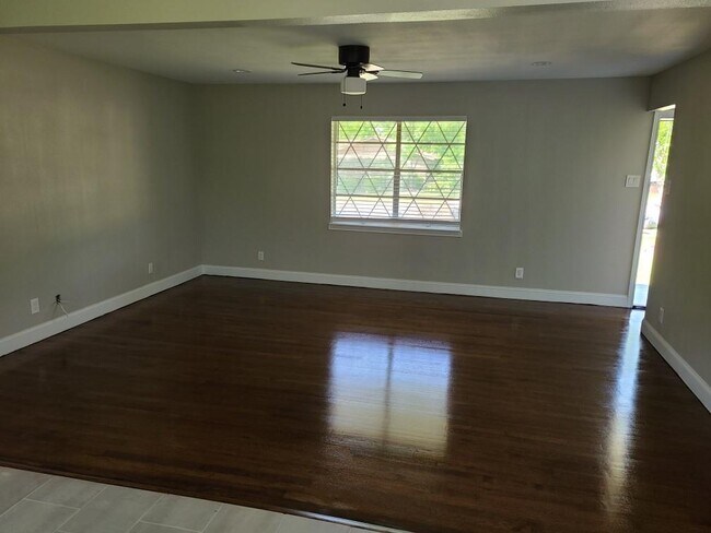 Foto del edificio - 6621 Coleshire Dr