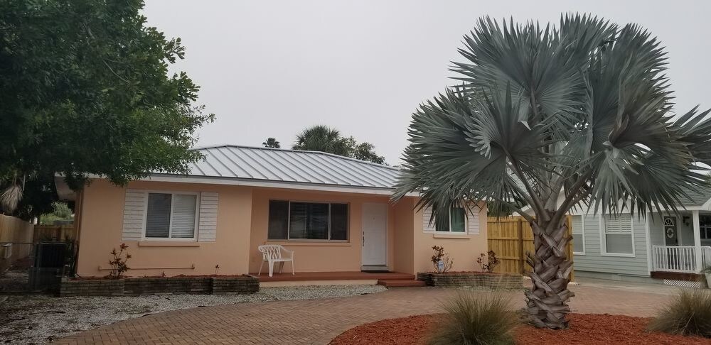 Primary Photo - unfurnished 2 bed 2 bath house