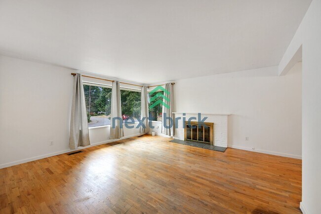 Foto del edificio - Charming 3-Bedroom Edmonds Home with 2 Full Baths and Spacious 1982 Sq. Ft. Living Space!