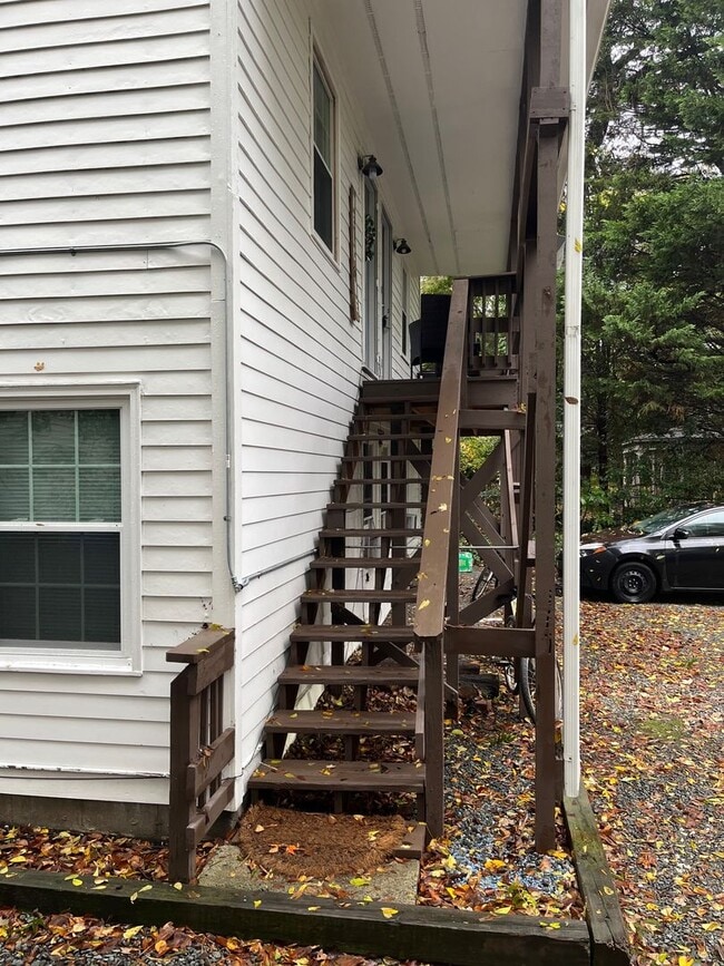 Building Photo - Live near UNC in a historic home in this spacious studio apartment!