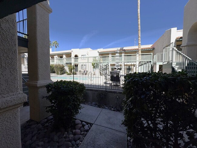 Foto del edificio - East side condo with community pool/spa/assigned covered parking place