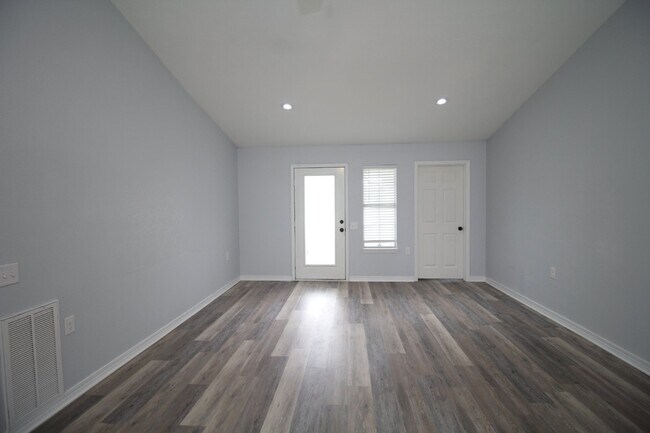 Foto del edificio - Updated Fox Hollow 3BR Home Near 9 Mile Rd with LVP Flooring, Granite Kitchen, 2-Car Garage & Fen...