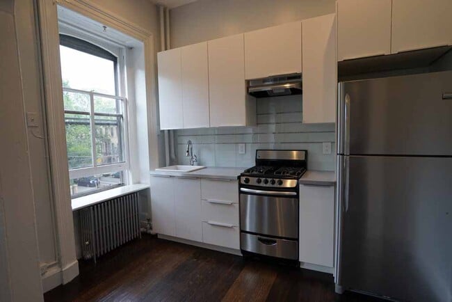 Appliances Included - 281 York St