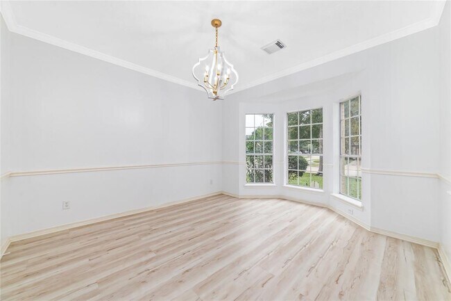 Building Photo - 304 Lago Vista St