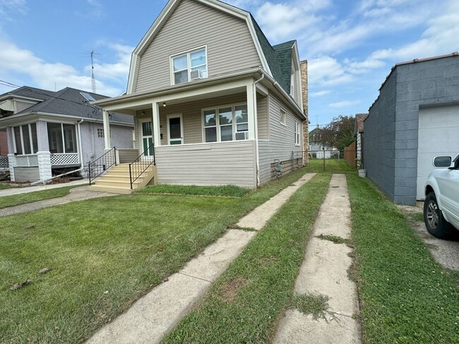 Foto del edificio - 5 bedroom home near Lincoln Park and Uptown