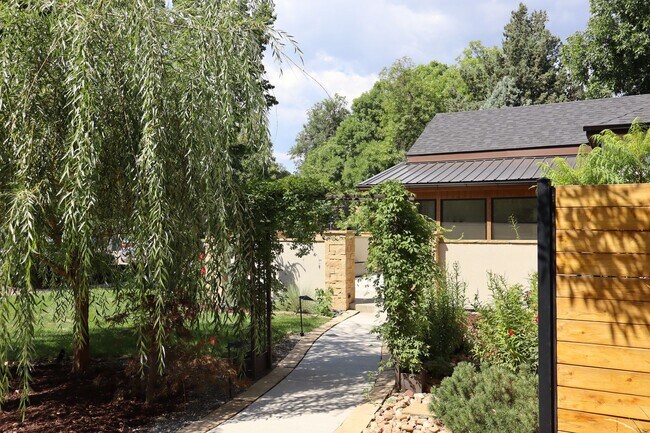 Foto del edificio - Fully Furnished Home In Great Location - Just Steps from Old Town